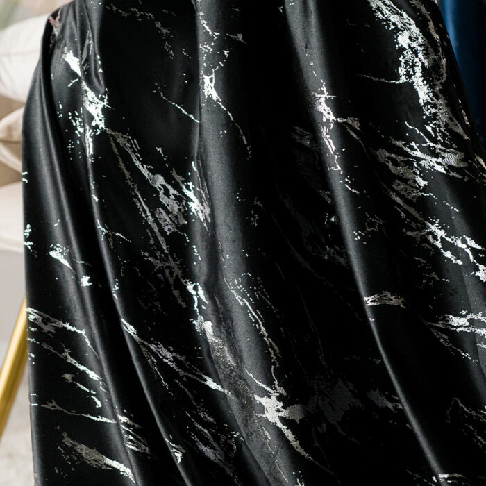 MARMA Tkanina dekoracyjna, wysokość 300cm, kolor 111 czarny ze srebrnym nadrukiem na VELVI