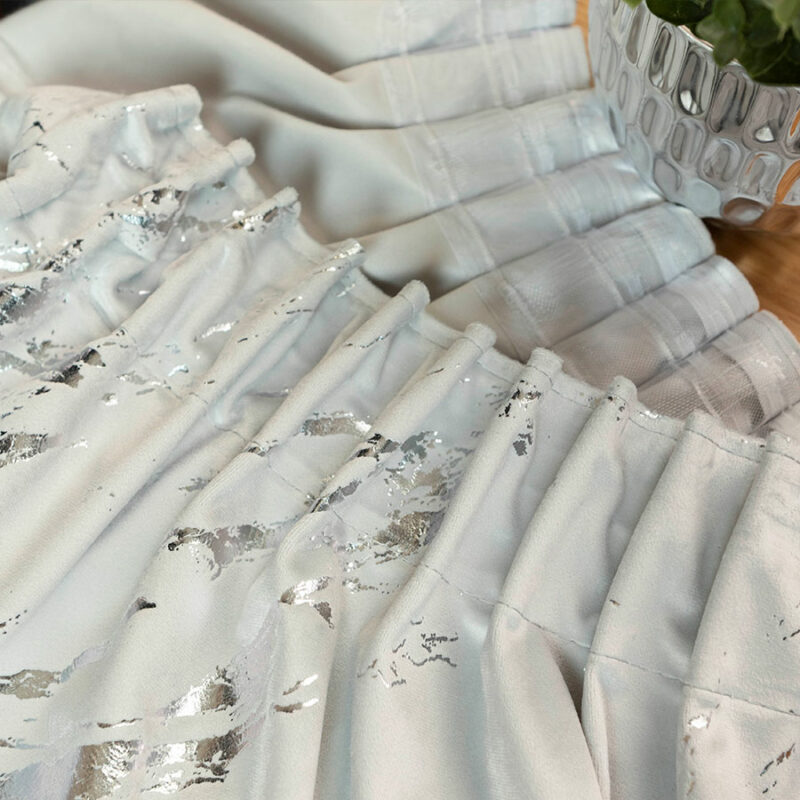 MARMA Zasłona gotowa na taśmie, szerokość 140cm x wysokość 250cm, kolor 021 pastelowy szary ze srebrnym nadrukiem na VELVI TD0037/ZGT/021/140250/1