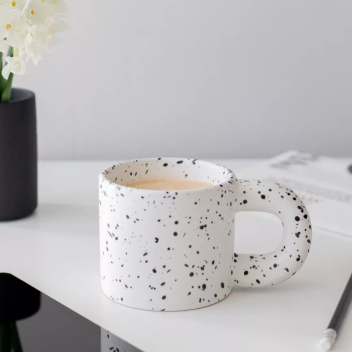 Kubek ceramiczny nakrapiany 300 ml minimalistyczny