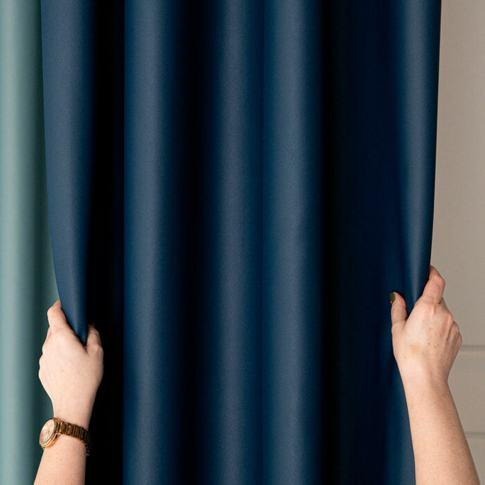 Zasłona gotowa zaciemniająca typu blackout na przelotkach 140 x 250 cm granatowa DONA - obrazek 2
