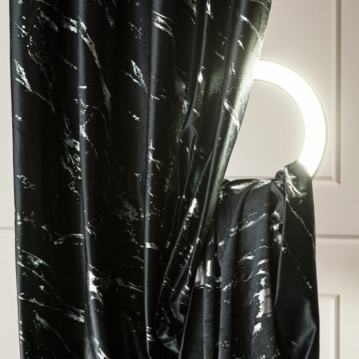 MARMA Zasłona gotowa na taśmie, szerokość 140cm x wysokość 250cm, kolor 111 czarny ze srebrnym nadrukiem na VELVI - obrazek 2