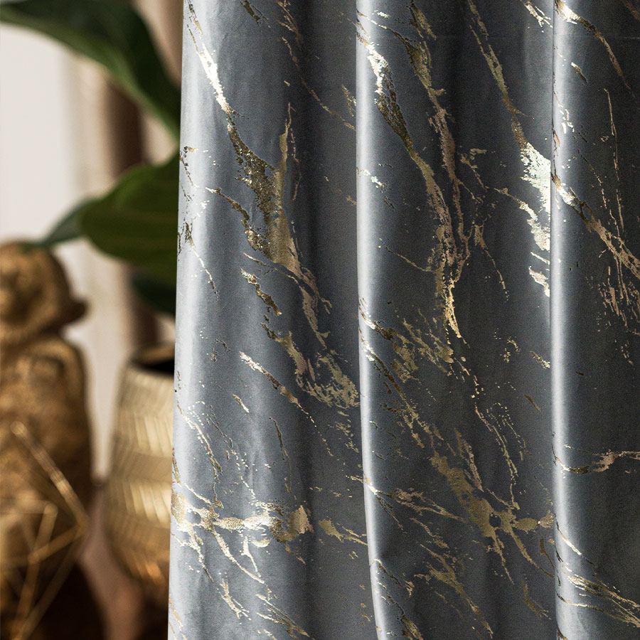MARMA Zasłona gotowa na przelotkach, szerokość 140cm x wysokość 250cm, kolor 005 jasny szary ze złotym nadrukiem na VELVI - obrazek 2