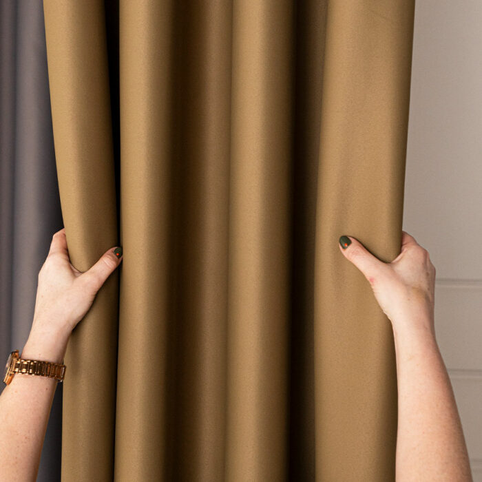Zasłona gotowa zaciemniająca typu blackout na przelotkach 140 x 250 cm khaki DONA - obrazek 3