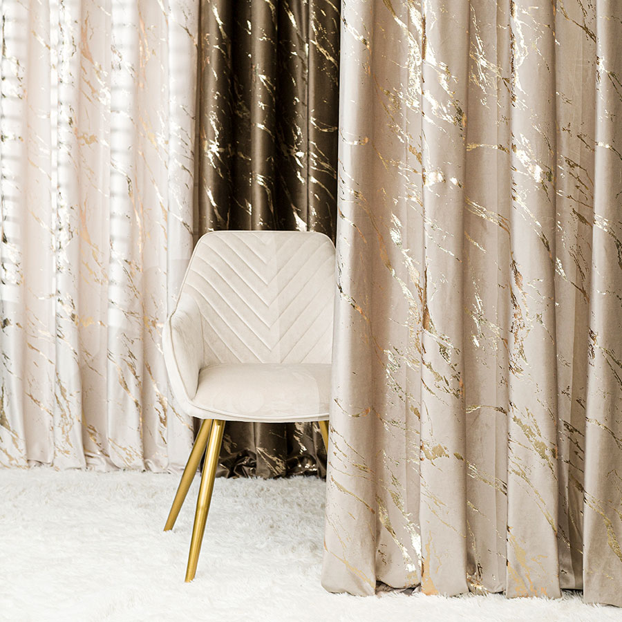 MARMA Zasłona gotowa na taśmie, szerokość 140cm x wysokość 250cm, kolor 015 ciemny kremowy ze złotym nadrukiem na VELVI - obrazek 3