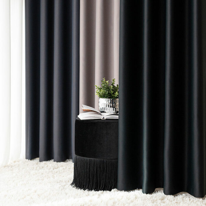 Zasłona gotowa zaciemniająca typu blackout na przelotkach 140 x 250 cm czarna DONA - obrazek 4