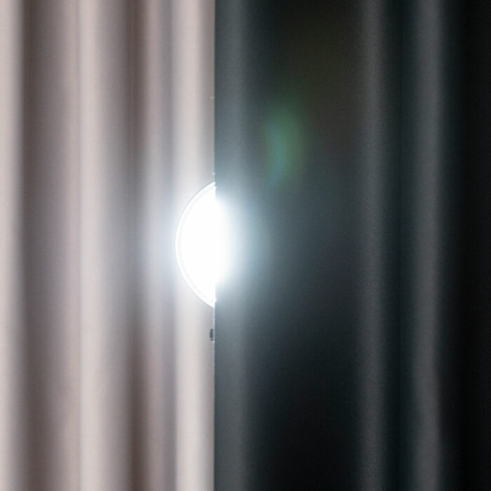 Zasłona gotowa zaciemniająca typu blackout na przelotkach 140 x 250 cm czarna DONA - obrazek 6