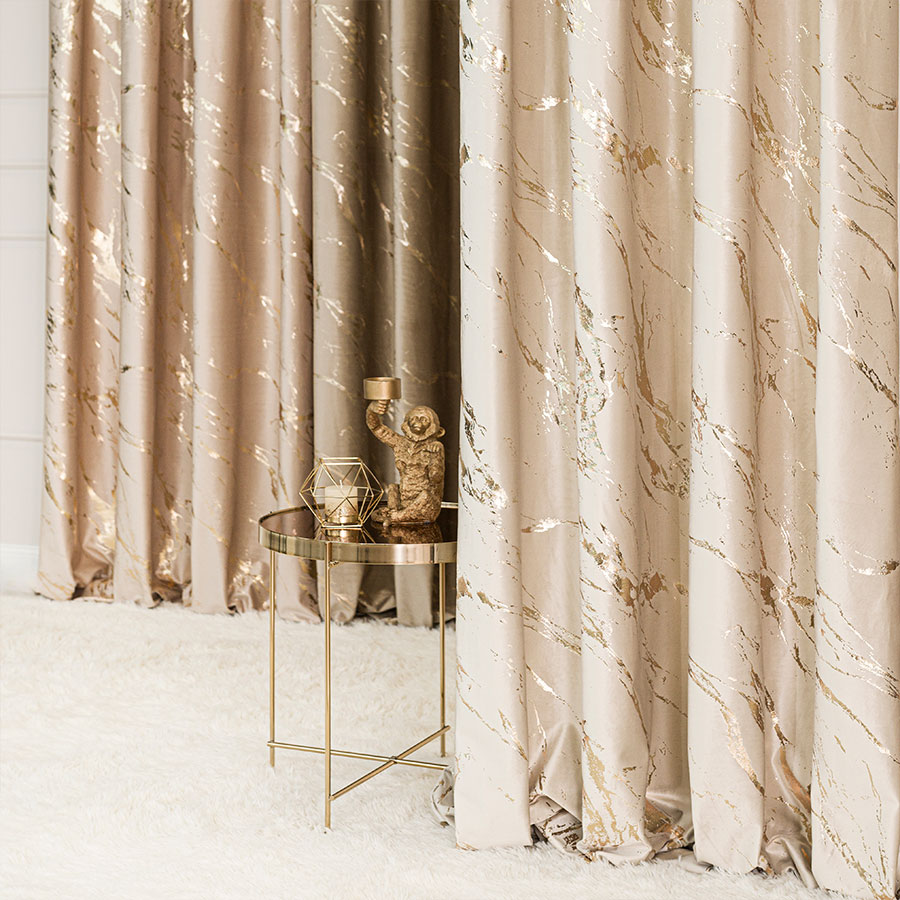 MARMA Zasłona gotowa na taśmie, szerokość 140cm x wysokość 250cm, kolor 226 jasny kremowy ze złotym nadrukiem na VELVI - obrazek 4