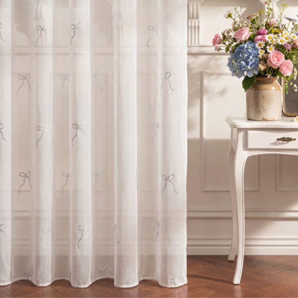 Firana kokardki – etamina na przelotkach z haftowanymi kokardkami z ołowianką 140×250 cm